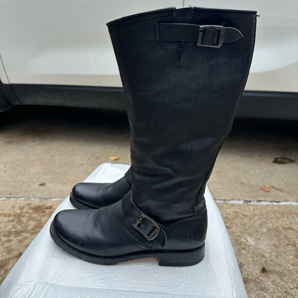 Black leather Frye boots. Size 9. Very good condition. Low heel.